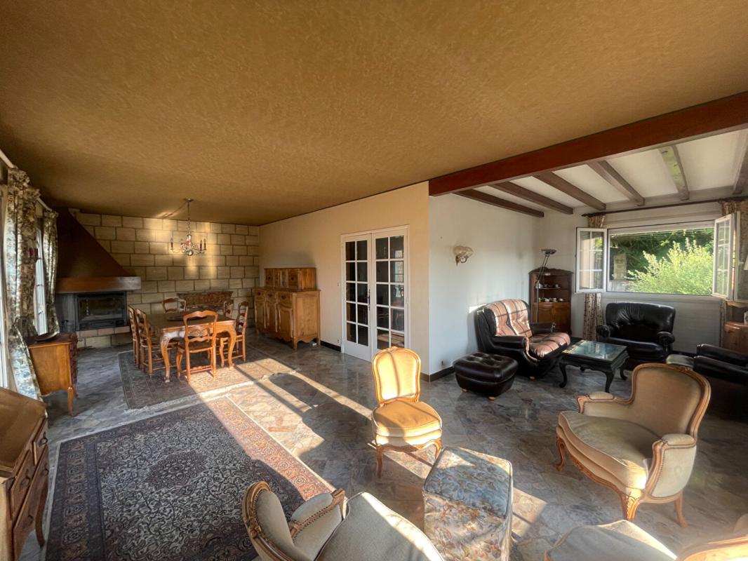ALES Sur la commune d'ALES , grande maison d'architecte disposant de 2 logements , terrain constructible 9