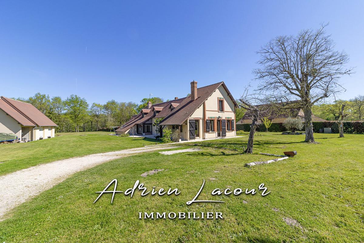 VILLEHERVIERS Maison Villeherviers 7 pièce(s) 206 m2 2