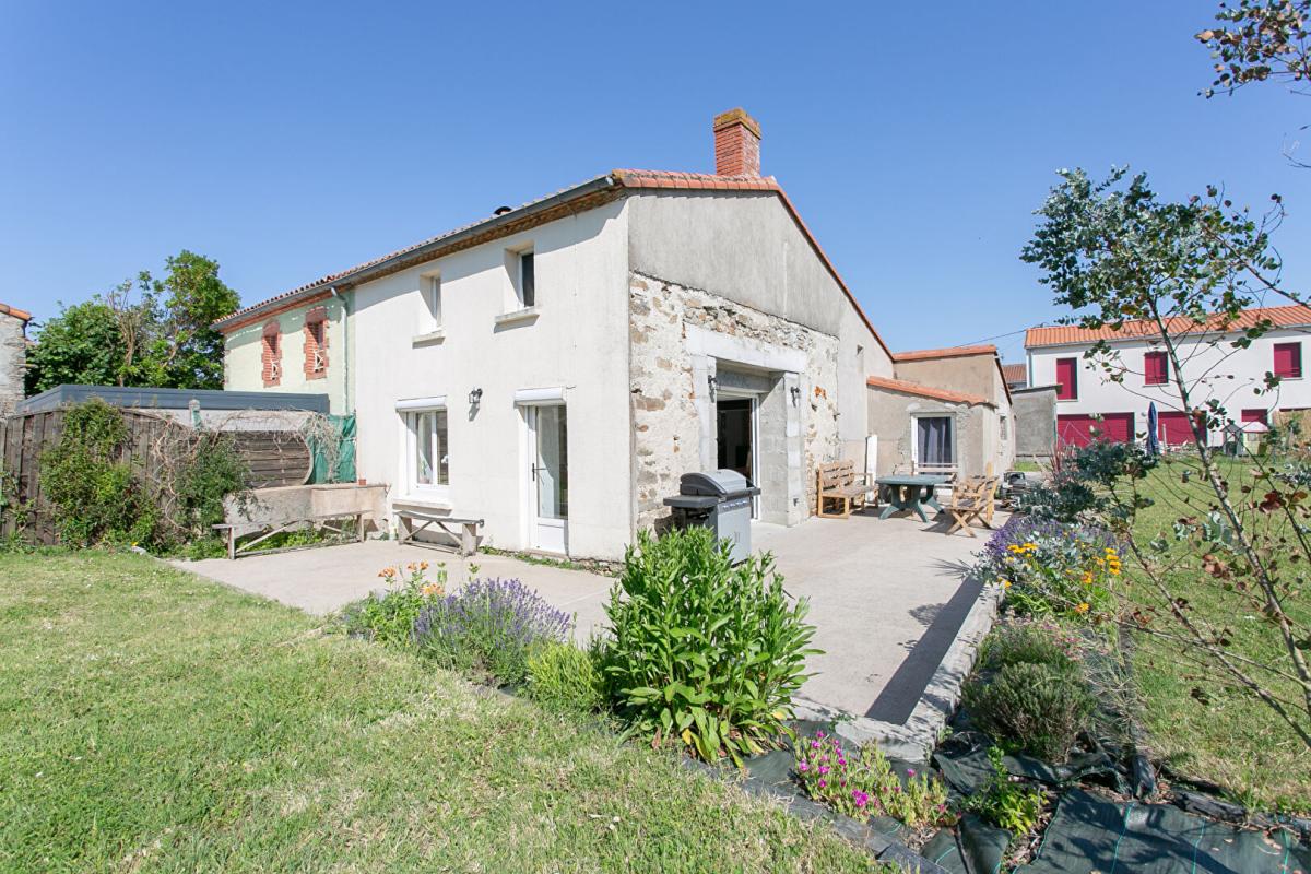 CLISSON Maison Clisson 4 P . 3 Chs . 109.64 M² . T 952 M² . Terrasse . Dépendances 13