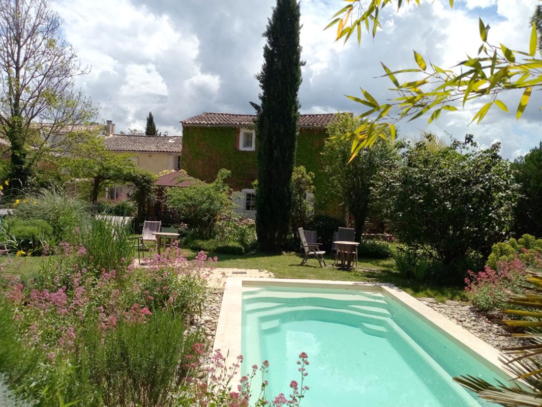 ROUSSILLON Luberon, maison  de hameau avec jardin et piscine 3