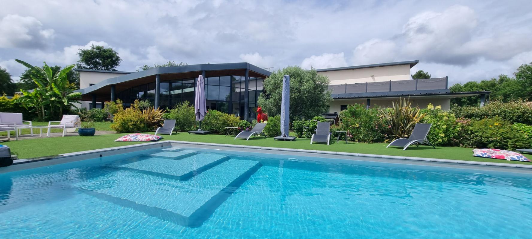 LACANAU Villa d'Architecte de 800 m² - 16 pièces - 9 chambres - 1 appartement T3 - 1 piscine intérieure et 1 extérieure - parcelle 2500 m² - Le Temple 1