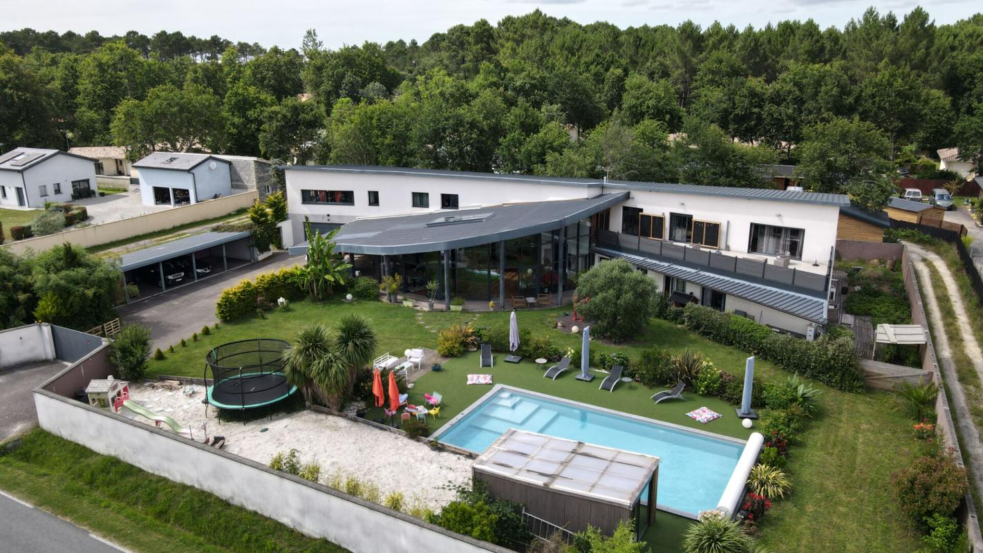 LACANAU Villa d'Architecte de 800 m² - 16 pièces - 9 chambres - 1 appartement T3 - 1 piscine intérieure et 1 extérieure - parcelle 2500 m² - Le Temple 12