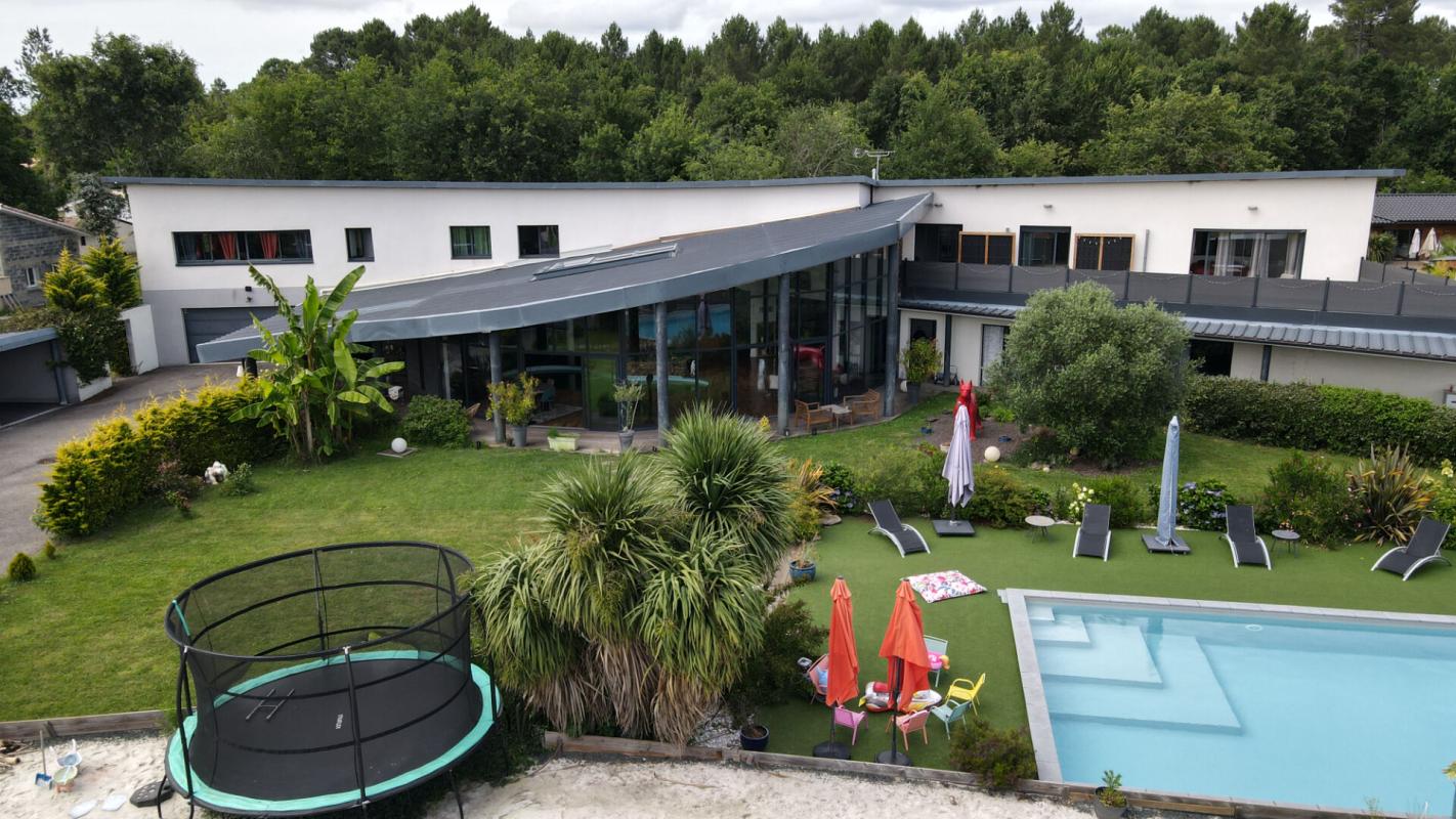 LACANAU Villa d'Architecte de 800 m² - 16 pièces - 9 chambres - 1 appartement T3 - 1 piscine intérieure et 1 extérieure - parcelle 2500 m² - Le Temple 5
