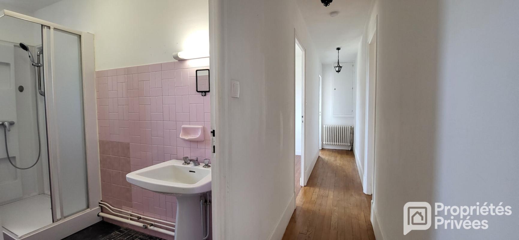 VERNEUIL-SUR-AVRE Maison de village et annexes 14
