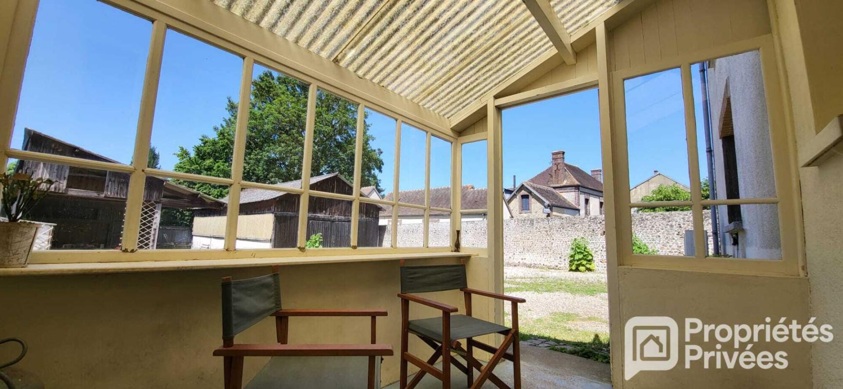 VERNEUIL-SUR-AVRE Maison de village et annexes 15