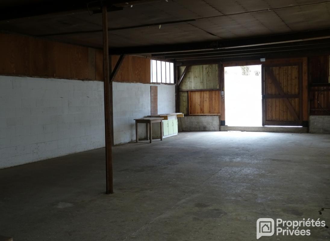 VERNEUIL-SUR-AVRE Maison de village et annexes 18
