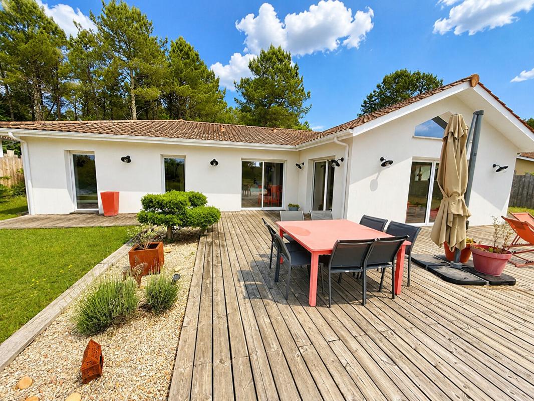 SALLES Maison Salles 7 pièces 4 chambres 1 bureau garage et piscine 152 m2 3