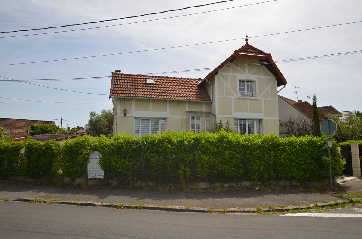 SAINTE-GENEVIEVE-DES-BOIS Maison Sainte Genevieve Des Bois 5 pièce(s) 80 m2 1