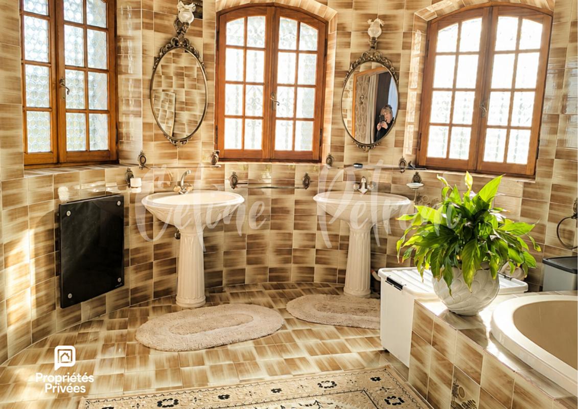 DRAGUIGNAN Demeure de caractère avec tourelle et piscine - 413 m² - Draguignan 14