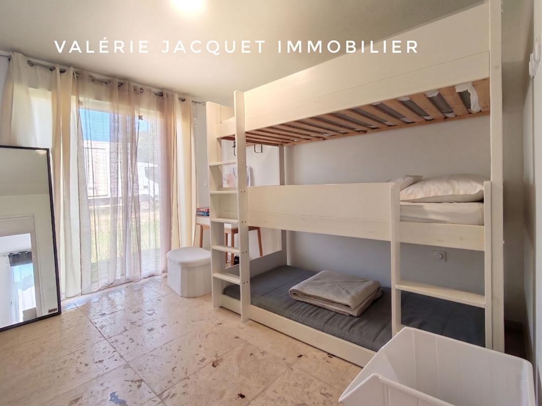 LE FOUILLOUX À 7 km de Montguyon Ensemble Immobilier Unique : Maison Moderne & Grand Hangar Équipé 5