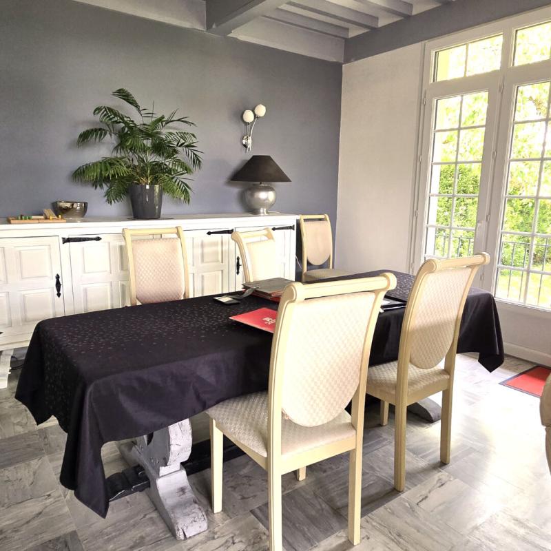 LE CELLIER Charme traditionnel et beaux volumes pour cette maison familiale à flanc de coteaux 6