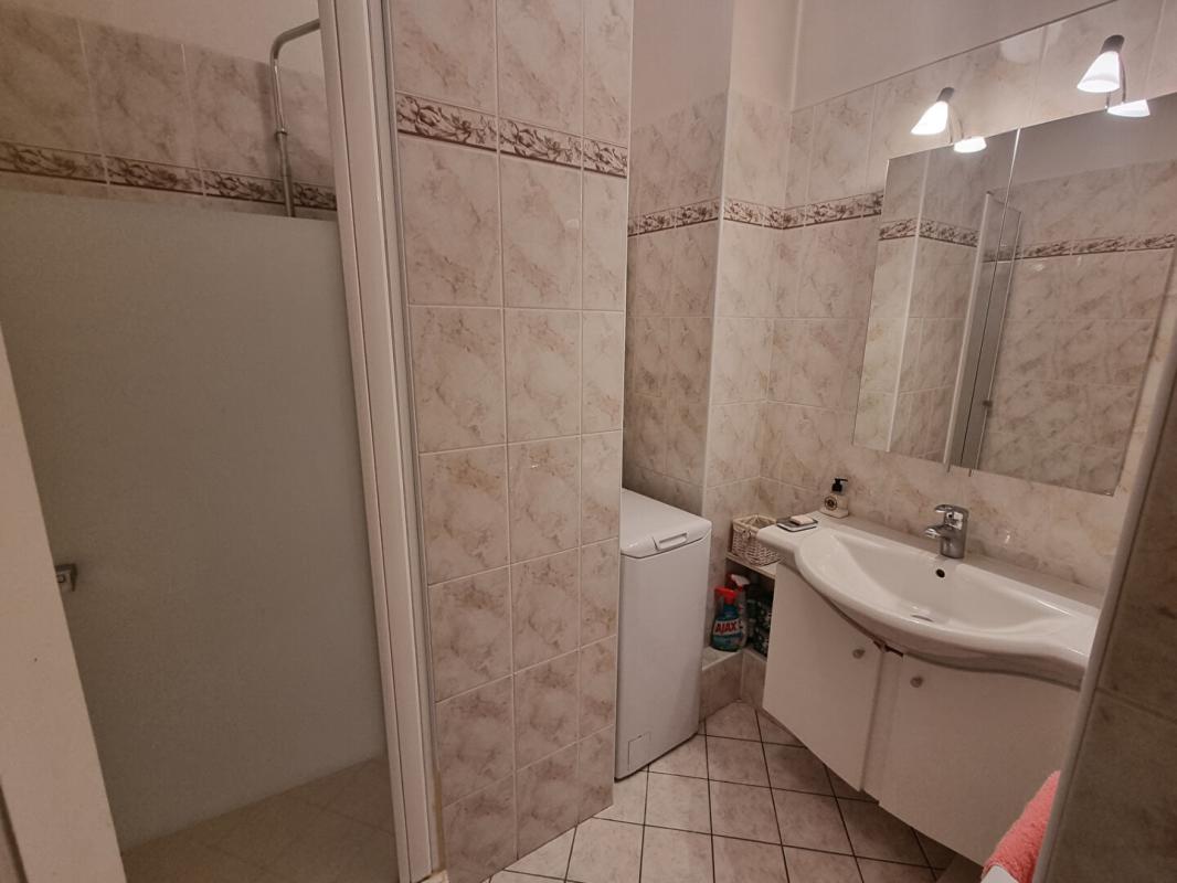LYON-7E-ARRONDISSEMENT Appartement  4 pièces 76 m2 5