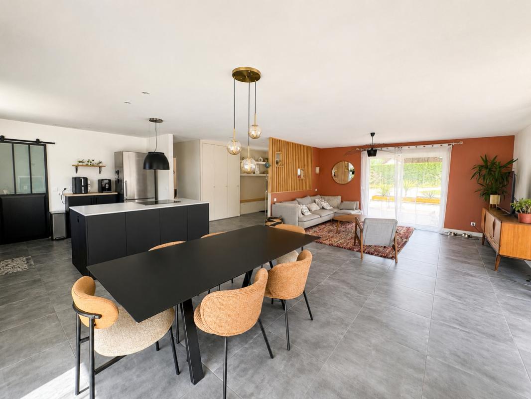 SALLES Maison Salles centre : 7 pièces 164 m2 garage et piscine et grand terrain 12