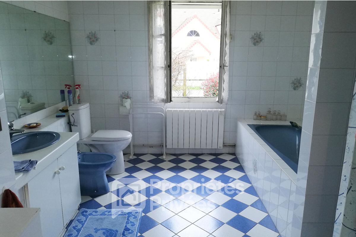 MAREIL-LE-GUYON Maison familiale de 164m2 à réinventer 10