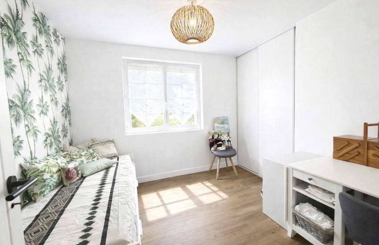 PRIGNAC-ET-MARCAMPS Tout proche de Saint-André de Cubzac à Prignac et Marcamps -33 710 - Maison Contemporaine Rénovée de 5 pièce(s) 115 m2 - 3 Chambres dont 1 suite Parentale - Piscine - Dépendances 13