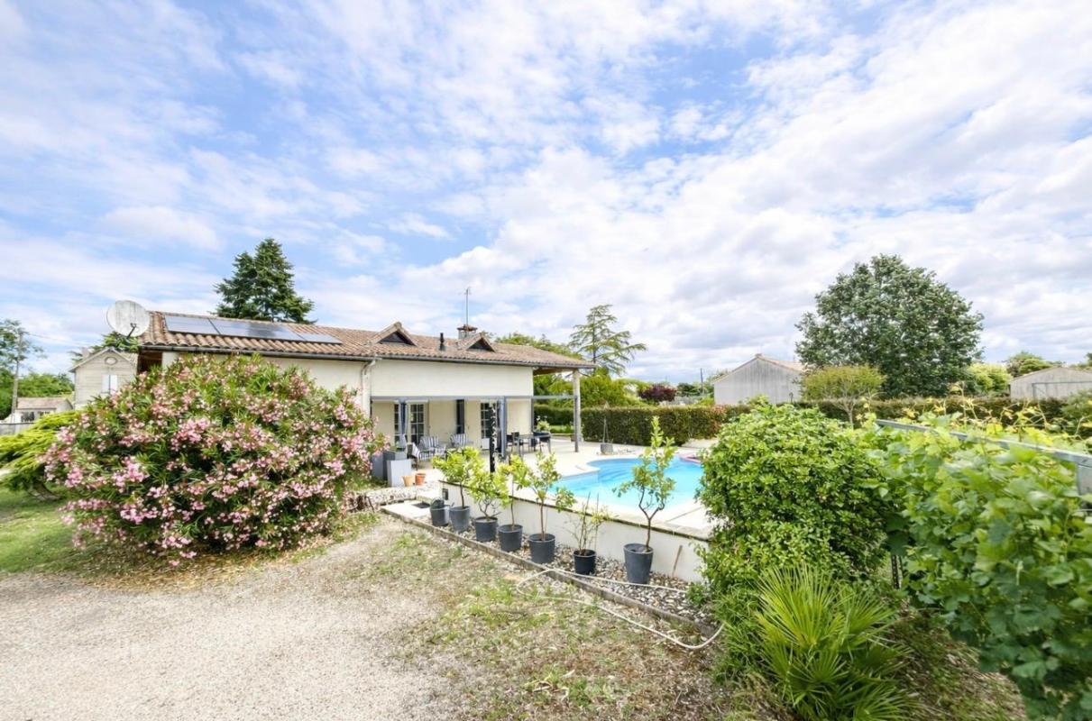 PRIGNAC-ET-MARCAMPS Tout proche de Saint-André de Cubzac à Prignac et Marcamps -33 710 - Maison Contemporaine Rénovée de 5 pièce(s) 115 m2 - 3 Chambres dont 1 suite Parentale - Piscine - Dépendances 17