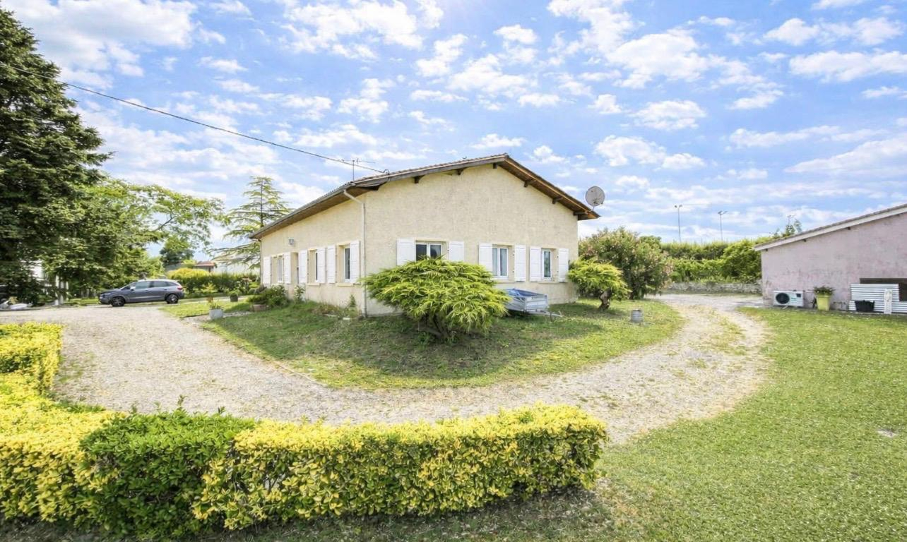 PRIGNAC-ET-MARCAMPS Tout proche de Saint-André de Cubzac à Prignac et Marcamps -33 710 - Maison Contemporaine Rénovée de 5 pièce(s) 115 m2 - 3 Chambres dont 1 suite Parentale - Piscine - Dépendances 18