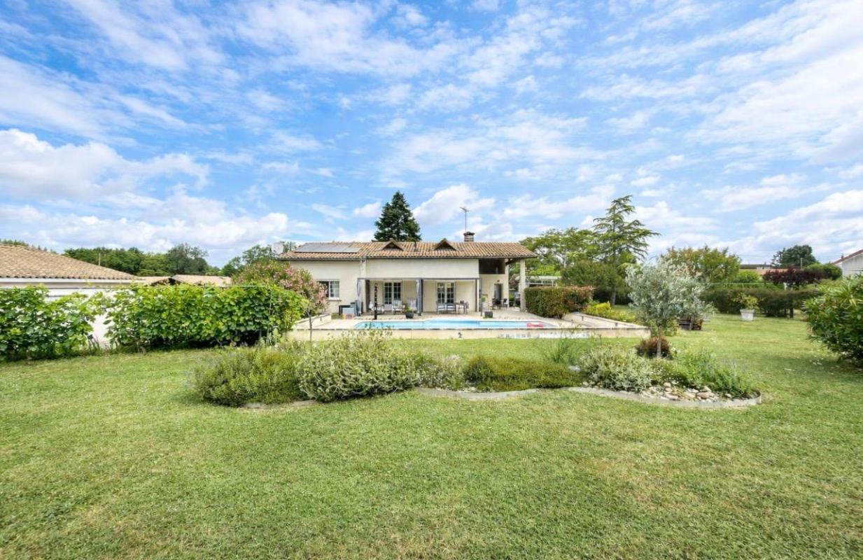PRIGNAC-ET-MARCAMPS Tout proche de Saint-André de Cubzac à Prignac et Marcamps -33 710 - Maison Contemporaine Rénovée de 5 pièce(s) 115 m2 - 3 Chambres dont 1 suite Parentale - Piscine - Dépendances 2