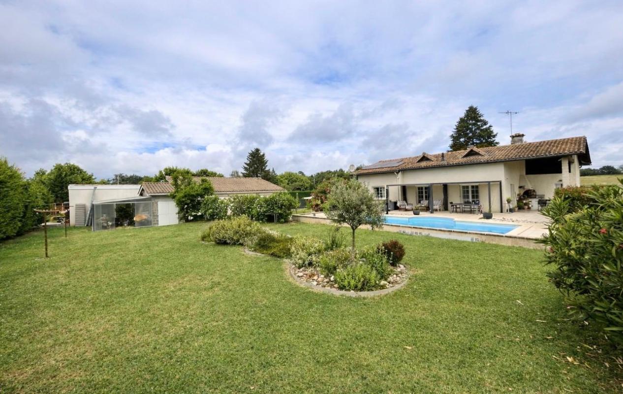 PRIGNAC-ET-MARCAMPS Tout proche de Saint-André de Cubzac à Prignac et Marcamps -33 710 - Maison Contemporaine Rénovée de 5 pièce(s) 115 m2 - 3 Chambres dont 1 suite Parentale - Piscine - Dépendances 4