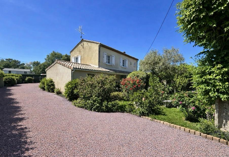 MARSAS Tout proche de Saint-André de Cubzac à Marsas - Maison Contemporaine R+1 de 135.60 m2 habitables sur un terrain clos d'environ 946 m2 - Dépendances 1