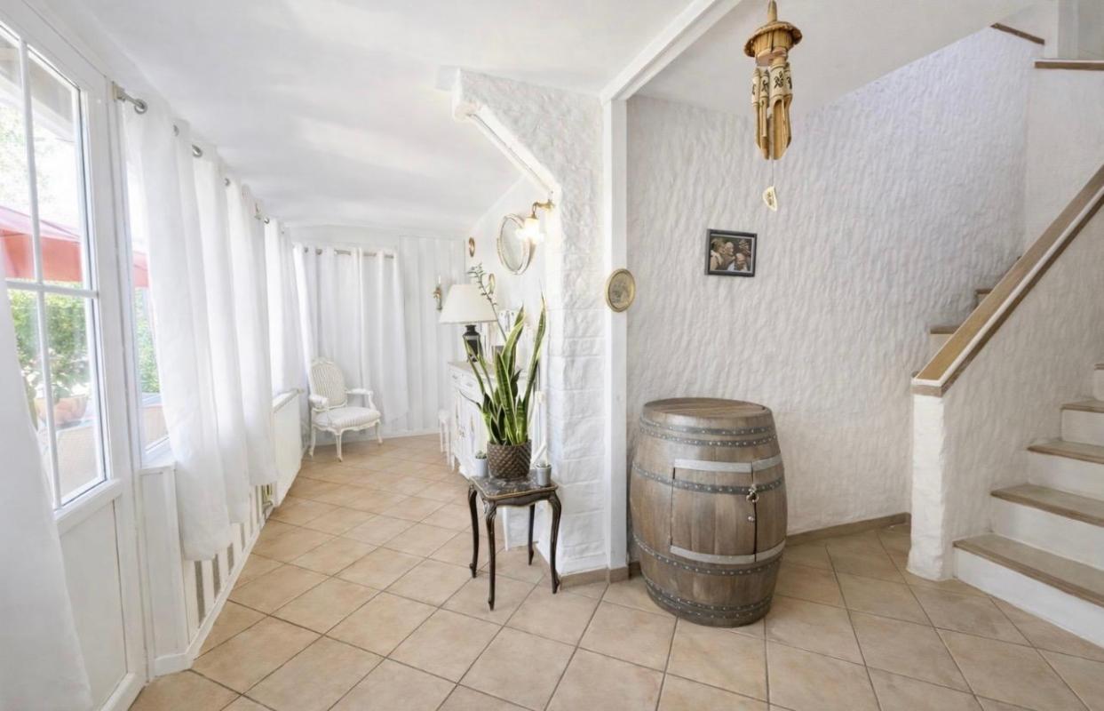 MARSAS Tout proche de Saint-André de Cubzac à Marsas - Maison Contemporaine R+1 de 135.60 m2 habitables sur un terrain clos d'environ 946 m2 - Dépendances 10