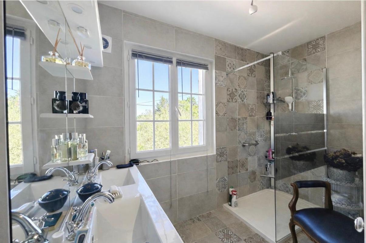 MARSAS Tout proche de Saint-André de Cubzac à Marsas - Maison Contemporaine R+1 de 135.60 m2 habitables sur un terrain clos d'environ 946 m2 - Dépendances 12