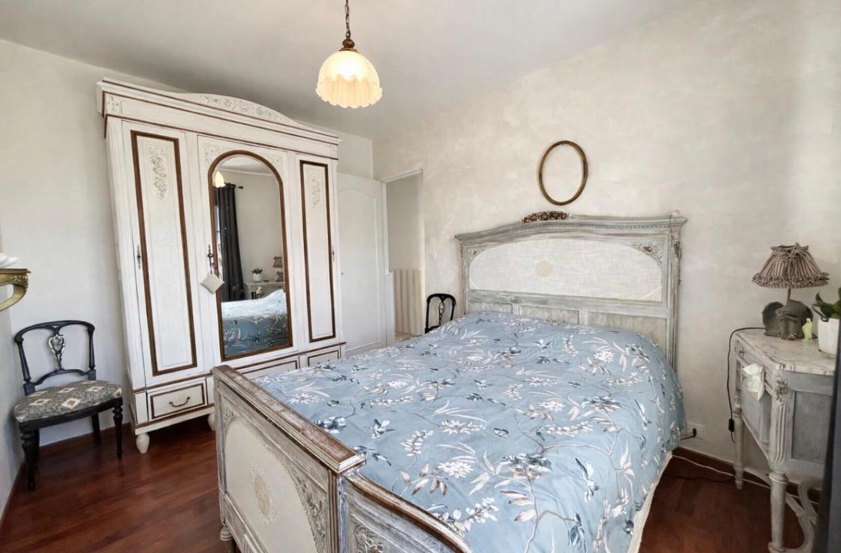 MARSAS Tout proche de Saint-André de Cubzac à Marsas - Maison Contemporaine R+1 de 135.60 m2 habitables sur un terrain clos d'environ 946 m2 - Dépendances 13