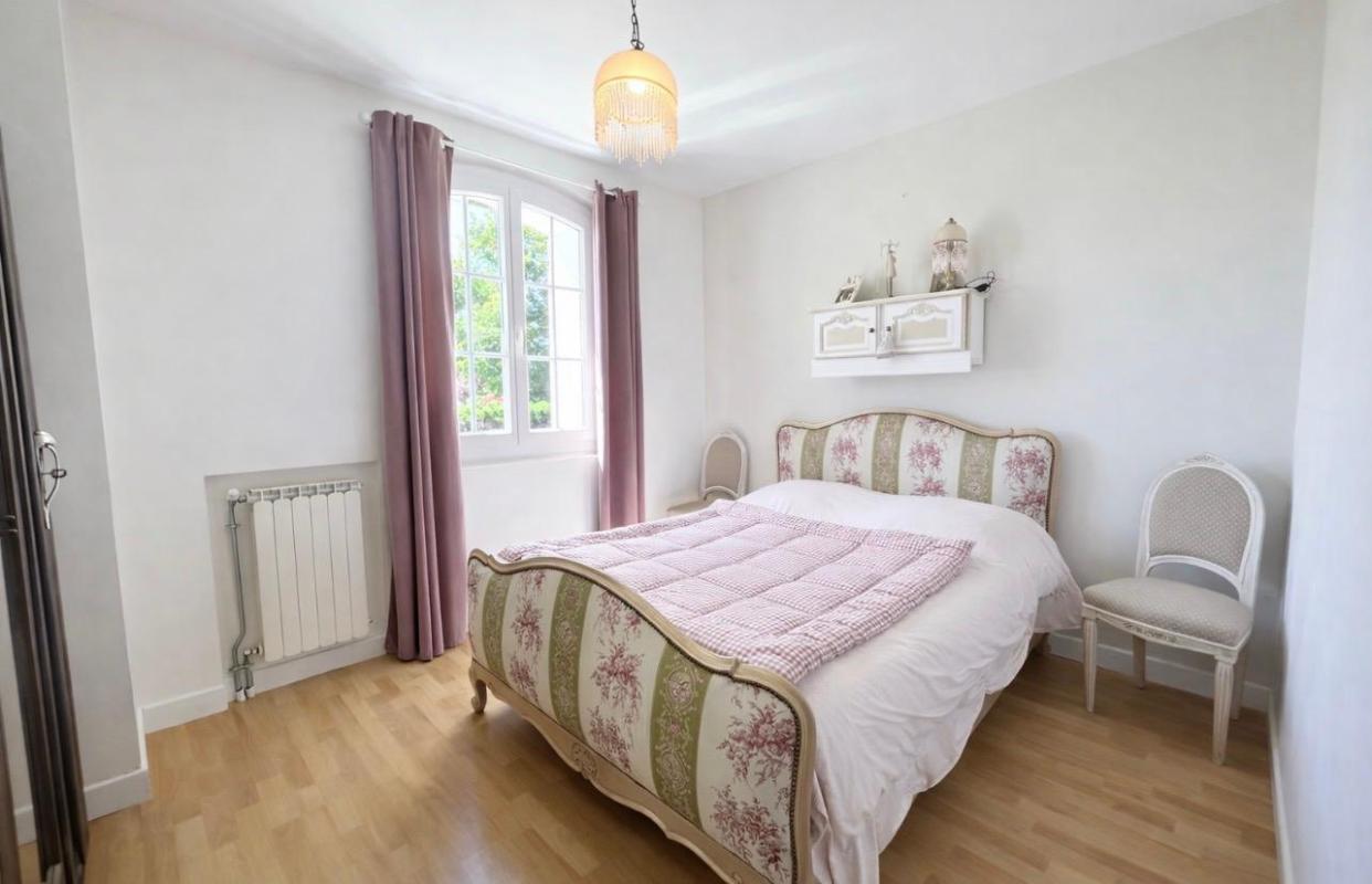 MARSAS Tout proche de Saint-André de Cubzac à Marsas - Maison Contemporaine R+1 de 135.60 m2 habitables sur un terrain clos d'environ 946 m2 - Dépendances 14
