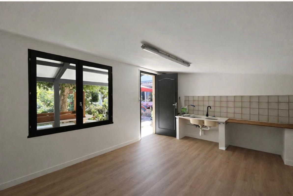 MARSAS Tout proche de Saint-André de Cubzac à Marsas - Maison Contemporaine R+1 de 135.60 m2 habitables sur un terrain clos d'environ 946 m2 - Dépendances 16