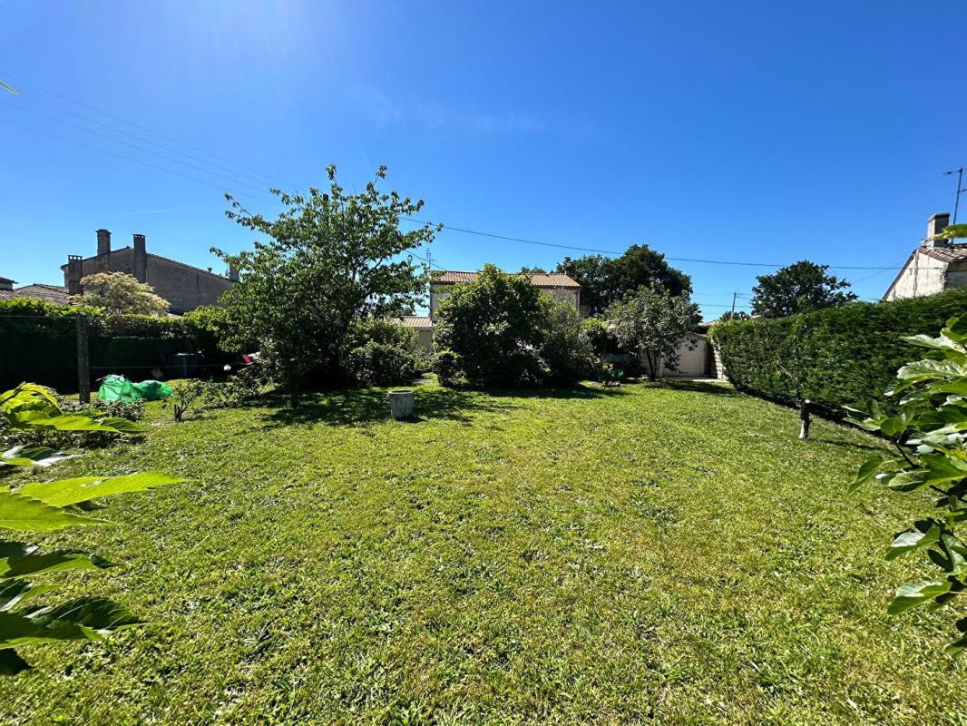 MARSAS Tout proche de Saint-André de Cubzac à Marsas - Maison Contemporaine R+1 de 135.60 m2 habitables sur un terrain clos d'environ 946 m2 - Dépendances 18