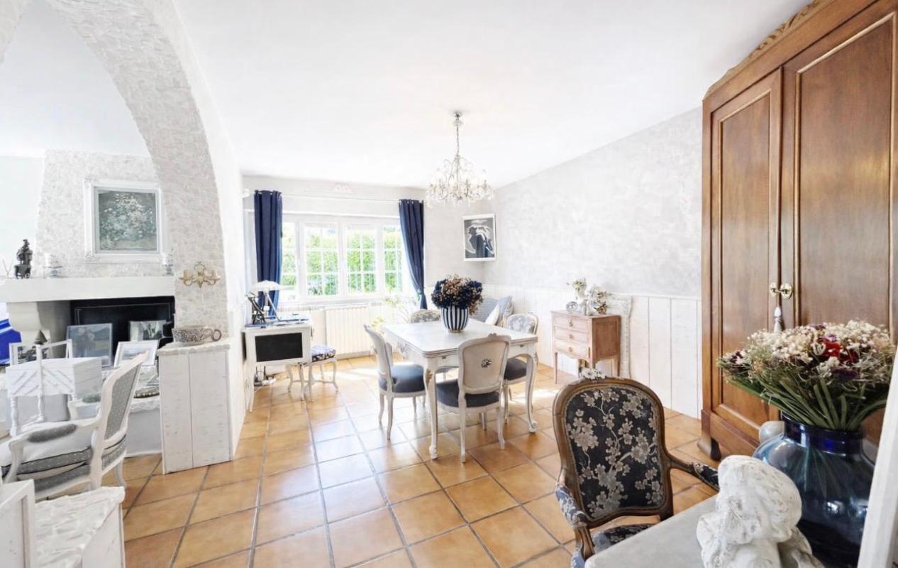MARSAS Tout proche de Saint-André de Cubzac à Marsas - Maison Contemporaine R+1 de 135.60 m2 habitables sur un terrain clos d'environ 946 m2 - Dépendances 7