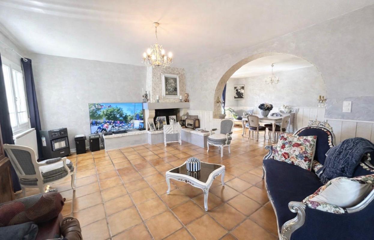 MARSAS Tout proche de Saint-André de Cubzac à Marsas - Maison Contemporaine R+1 de 135.60 m2 habitables sur un terrain clos d'environ 946 m2 - Dépendances 8