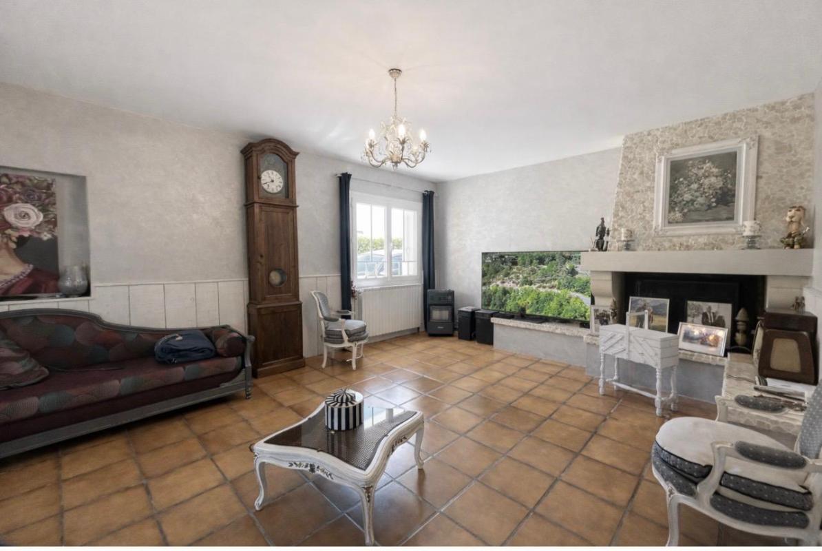 MARSAS Tout proche de Saint-André de Cubzac à Marsas - Maison Contemporaine R+1 de 135.60 m2 habitables sur un terrain clos d'environ 946 m2 - Dépendances 9