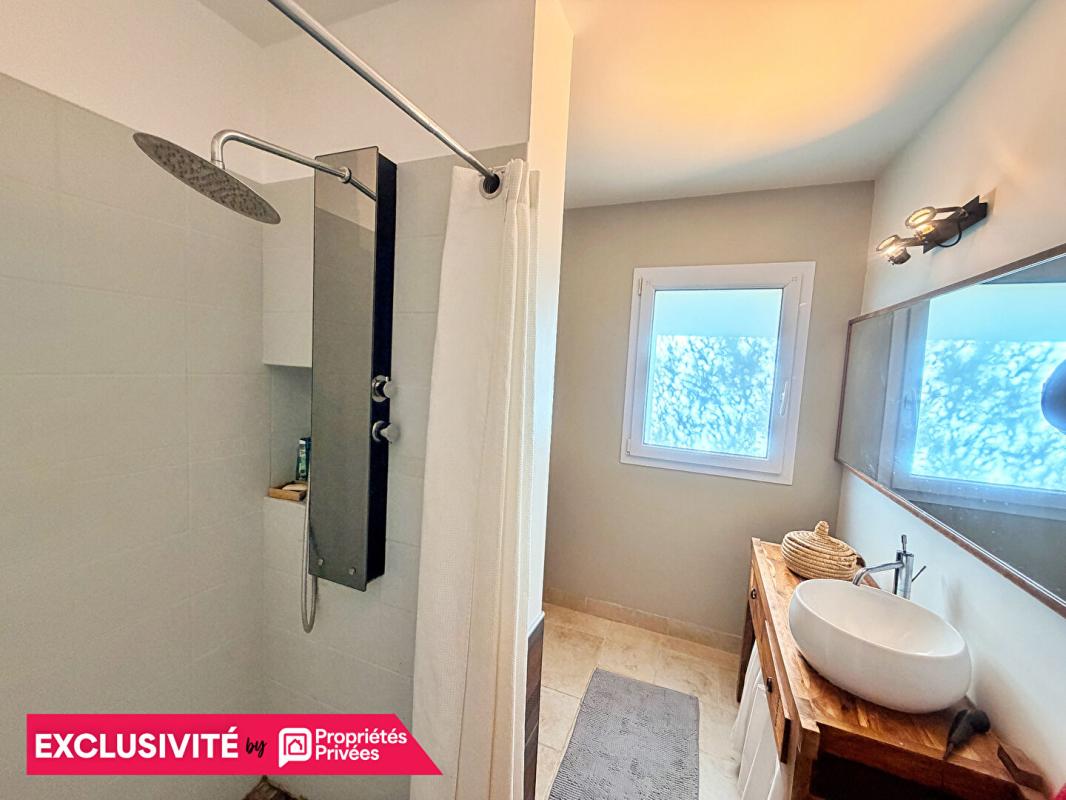 QUINSAC Maison de caractère au style unique 125 m² 6 pièces avec piscine garage et vue nature à Quinsac 13