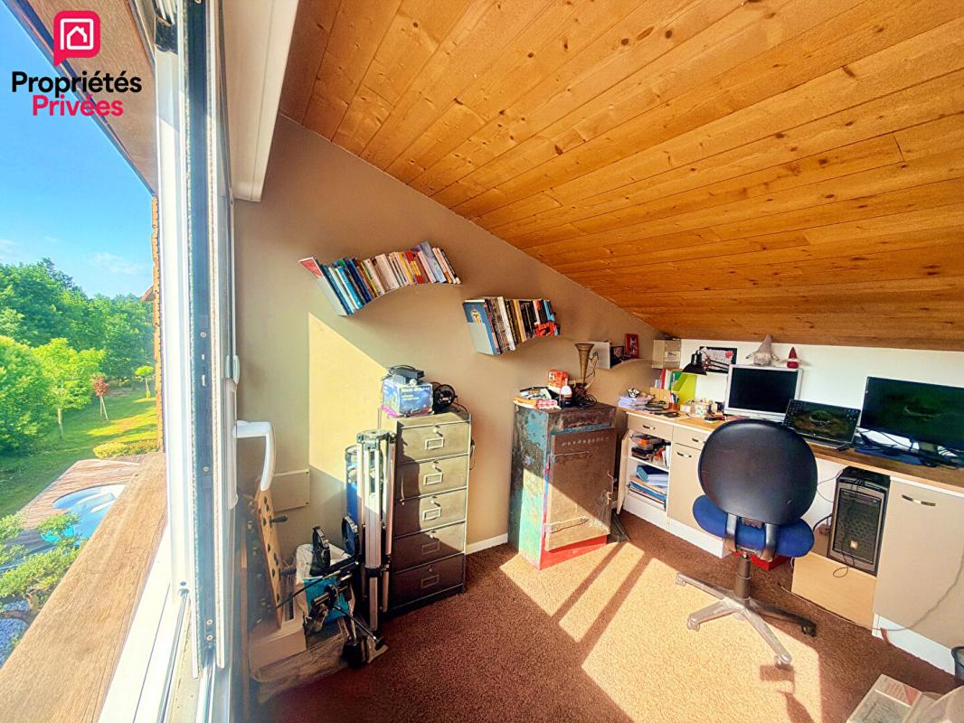 QUINSAC Maison de caractère au style unique 125 m² 6 pièces avec piscine garage et vue nature à Quinsac 15