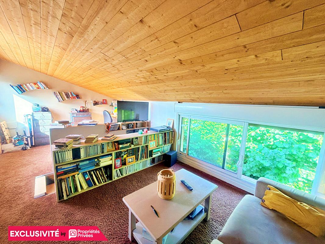QUINSAC Maison de caractère au style unique 125 m² 6 pièces avec piscine garage et vue nature à Quinsac 16