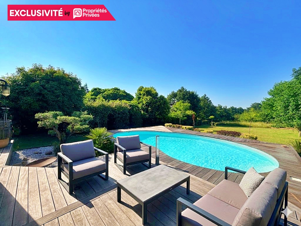 QUINSAC Maison de caractère au style unique 125 m² 6 pièces avec piscine garage et vue nature à Quinsac 17