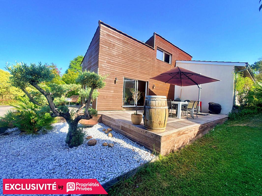 QUINSAC Maison de caractère au style unique 125 m² 6 pièces avec piscine garage et vue nature à Quinsac 18