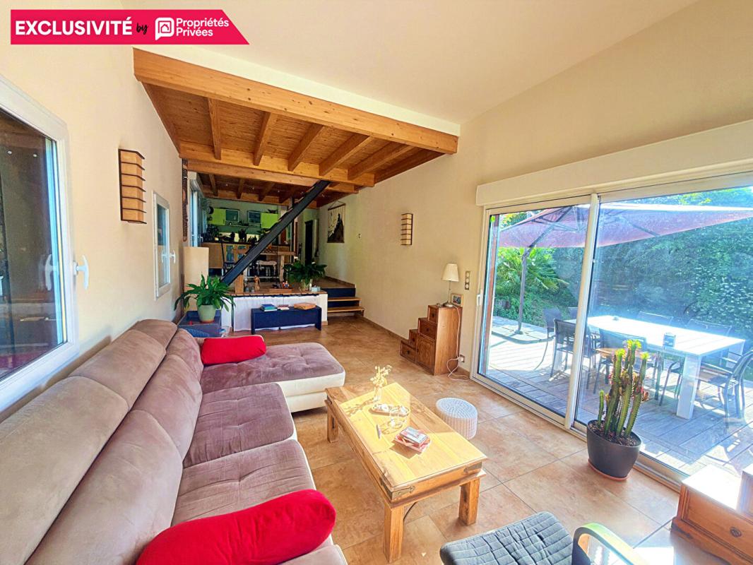 QUINSAC Maison de caractère au style unique 125 m² 6 pièces avec piscine garage et vue nature à Quinsac 5