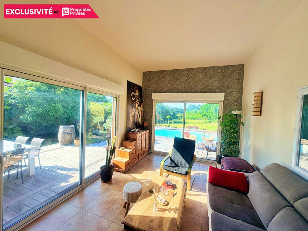QUINSAC Maison de caractère au style unique 125 m² 6 pièces avec piscine garage et vue nature à Quinsac 6