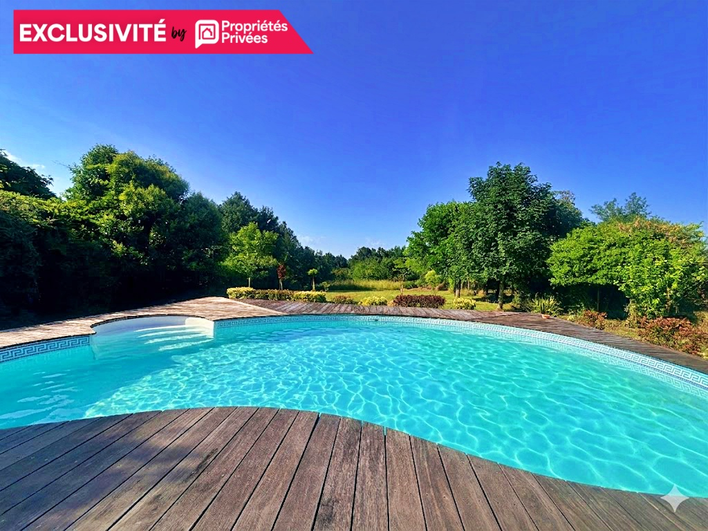QUINSAC Maison de caractère au style unique 125 m² 6 pièces avec piscine garage et vue nature à Quinsac 7