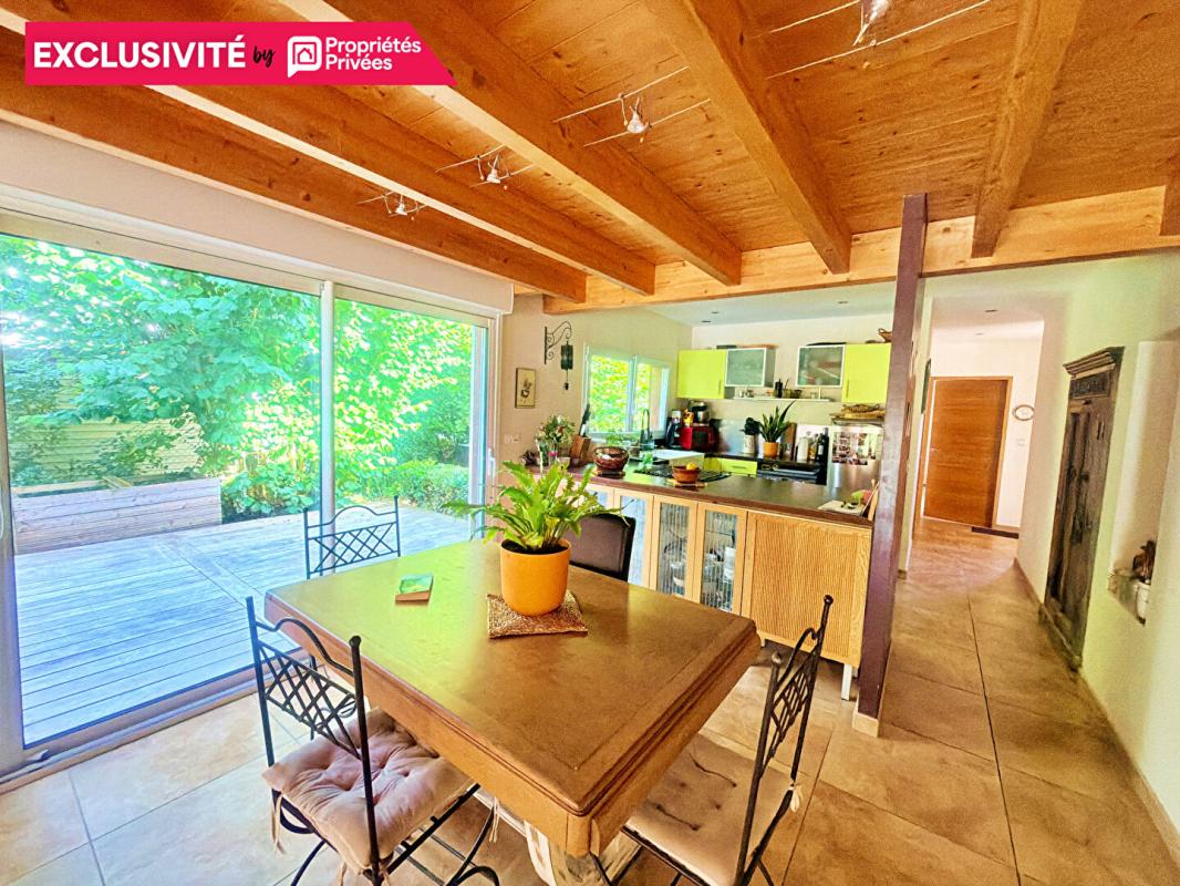 QUINSAC Maison de caractère au style unique 125 m² 6 pièces avec piscine garage et vue nature à Quinsac 8