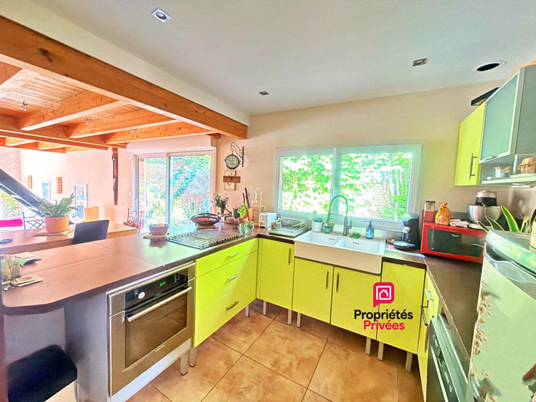 QUINSAC Maison de caractère au style unique 125 m² 6 pièces avec piscine garage et vue nature à Quinsac 9