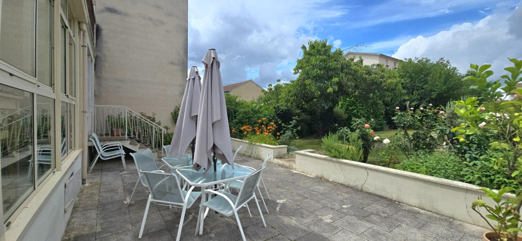 PERIGUEUX Maison de ville type 7, avec jardin et garage, Quartier Vesone 12