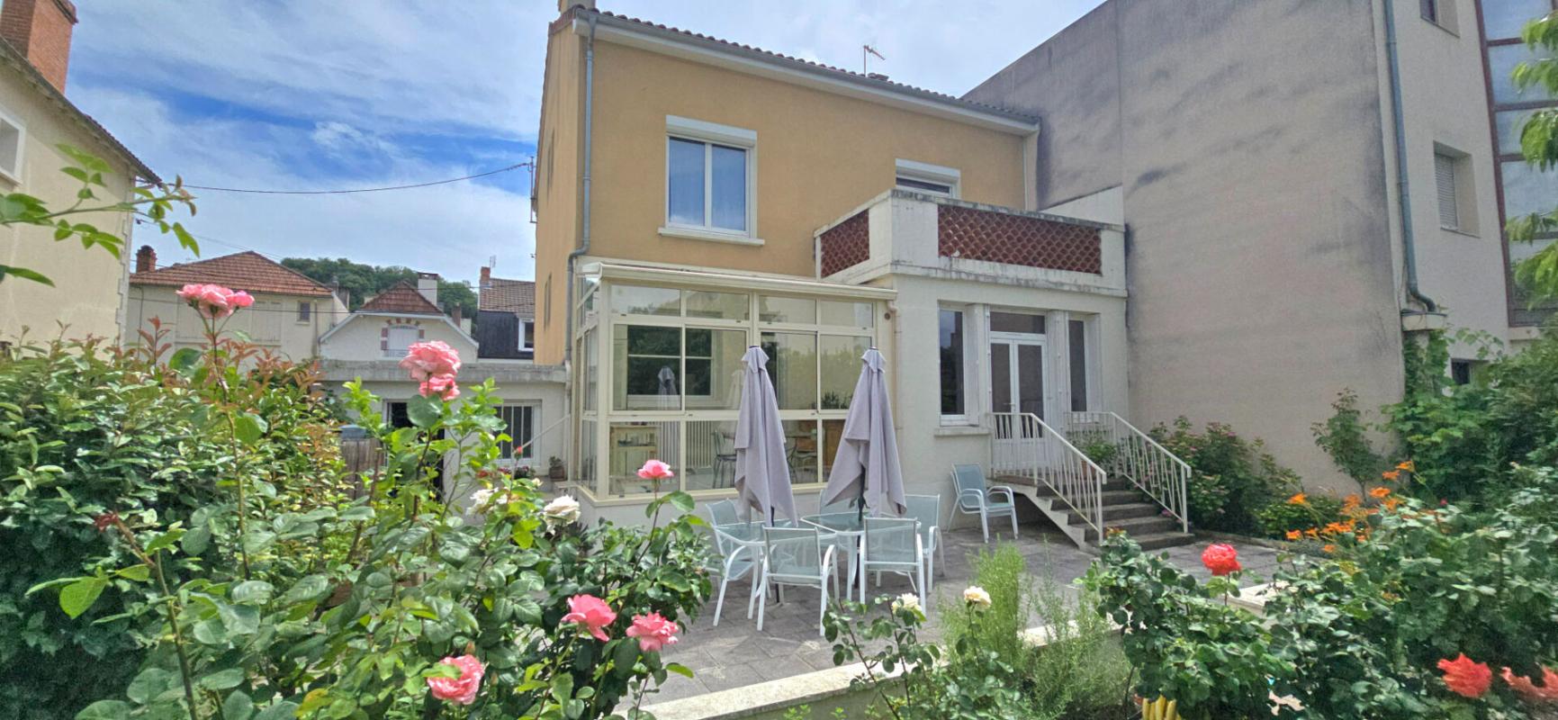 PERIGUEUX Maison de ville type 7, avec jardin et garage, Quartier Vesone 2