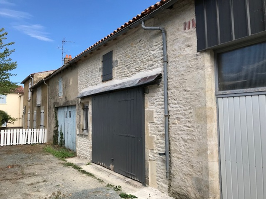 COURCON Garage sur 2 niveaux 70 m2 vendu loué 5