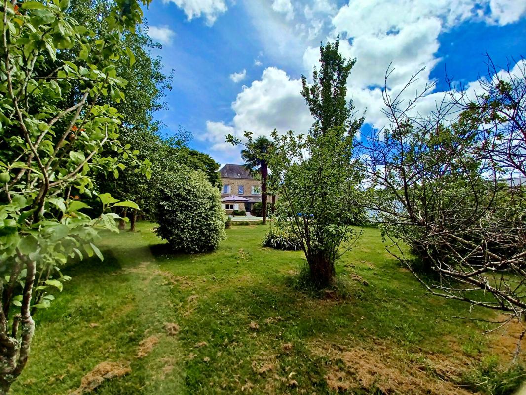 LOCQUELTAS Sally HICKEY vous propose cette maison de maître caractère T7 au coeur de LOCQUALTAS, à 25 minutes de la plage. Avec de belles vues sur le bourg et son jardin paysagé avec piscine chauffée. Proche de tous commerces à pied. Au prix de 635 250 euros, HAI 10