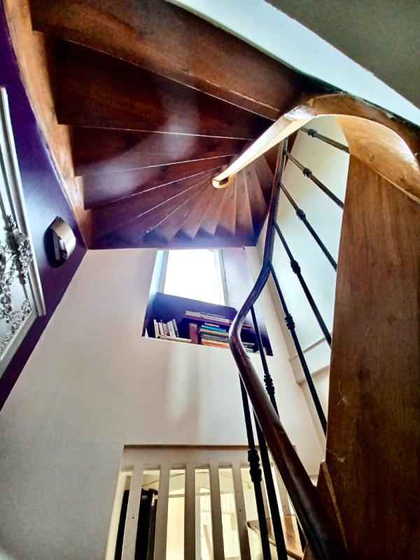 LOCQUELTAS Sally HICKEY vous propose cette maison de maître caractère T7 au coeur de LOCQUALTAS, à 25 minutes de la plage. Avec de belles vues sur le bourg et son jardin paysagé avec piscine chauffée. Proche de tous commerces à pied. Au prix de 635 250 euros, HAI 11