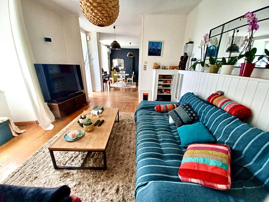 LOCQUELTAS Sally HICKEY vous propose cette maison de maître caractère T7 au coeur de LOCQUALTAS, à 25 minutes de la plage. Avec de belles vues sur le bourg et son jardin paysagé avec piscine chauffée. Proche de tous commerces à pied. Au prix de 635 250 euros, HAI 12