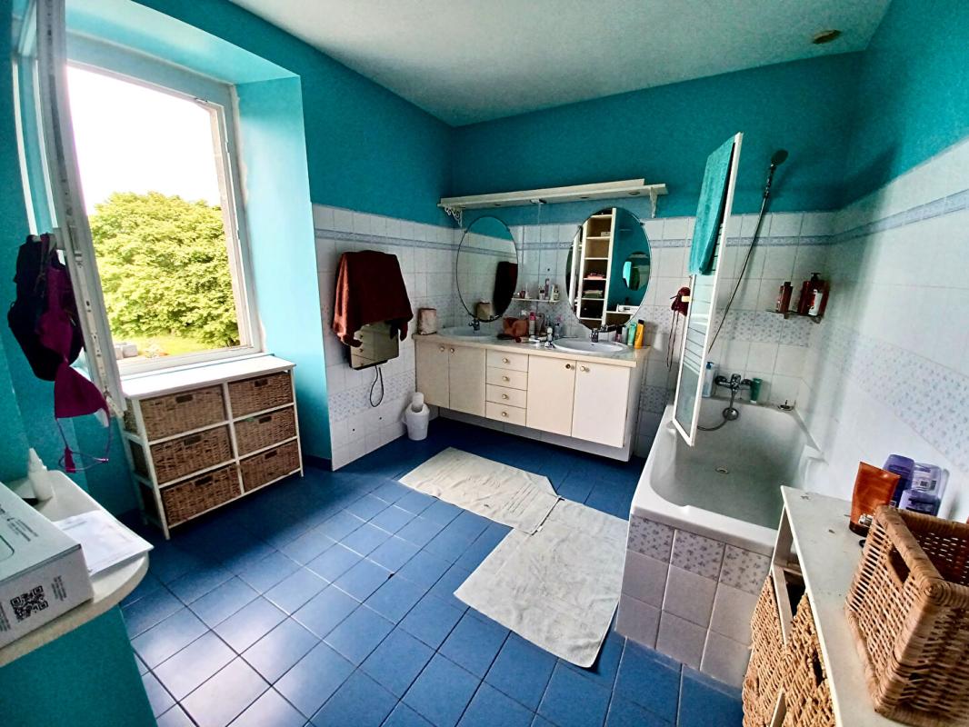 LOCQUELTAS Sally HICKEY vous propose cette maison de maître caractère T7 au coeur de LOCQUALTAS, à 25 minutes de la plage. Avec de belles vues sur le bourg et son jardin paysagé avec piscine chauffée. Proche de tous commerces à pied. Au prix de 635 250 euros, HAI 13